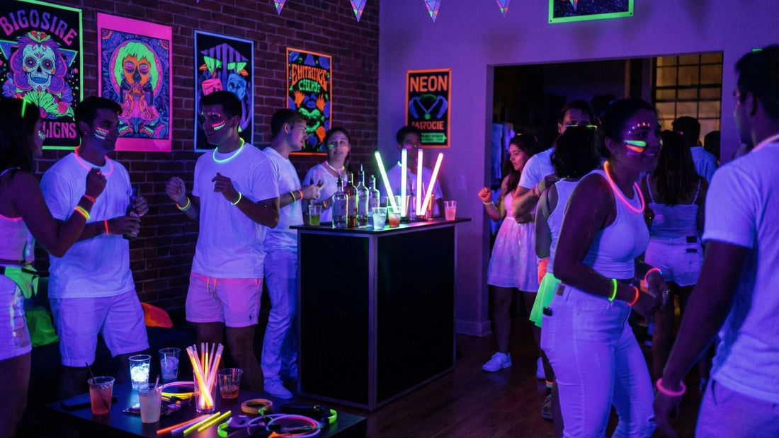 Neon-Party zu Hause: Die perfekte Schwarzlicht-Feier planen