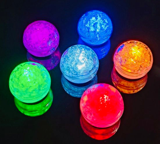 LED Eiswürfel Kugel 12er Pack – Leuchtende Getränkedekoration