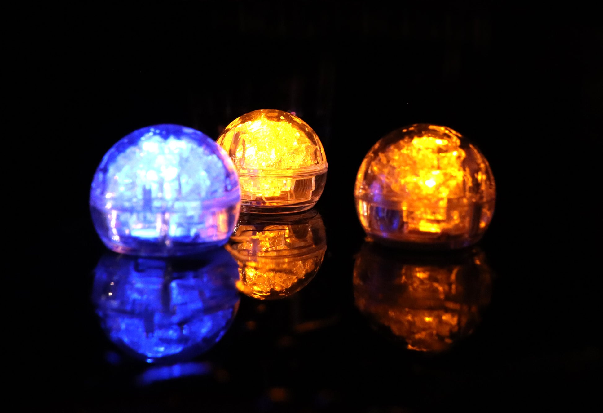 LED Eiswürfel Kugel 12er Pack – Leuchtende Getränkedekoration