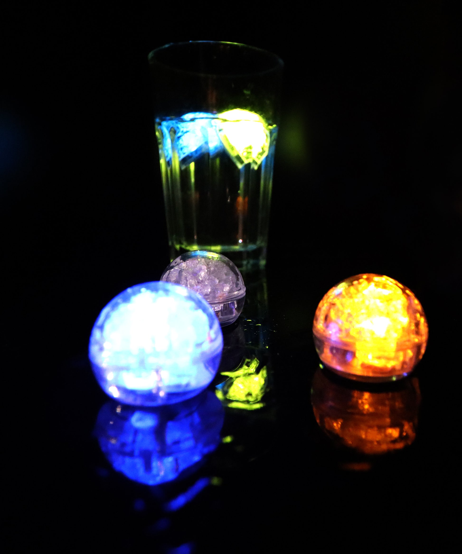 LED Eiswürfel Kugel 12er Pack – Leuchtende Getränkedekoration