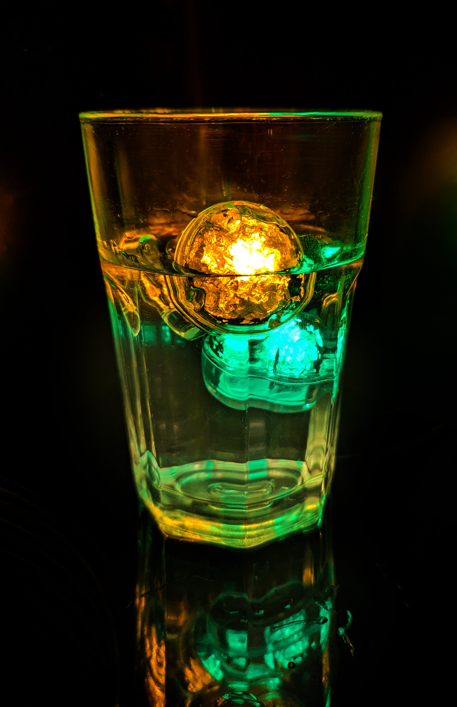 LED Eiswürfel Kugel 12er Pack – Leuchtende Getränkedekoration
