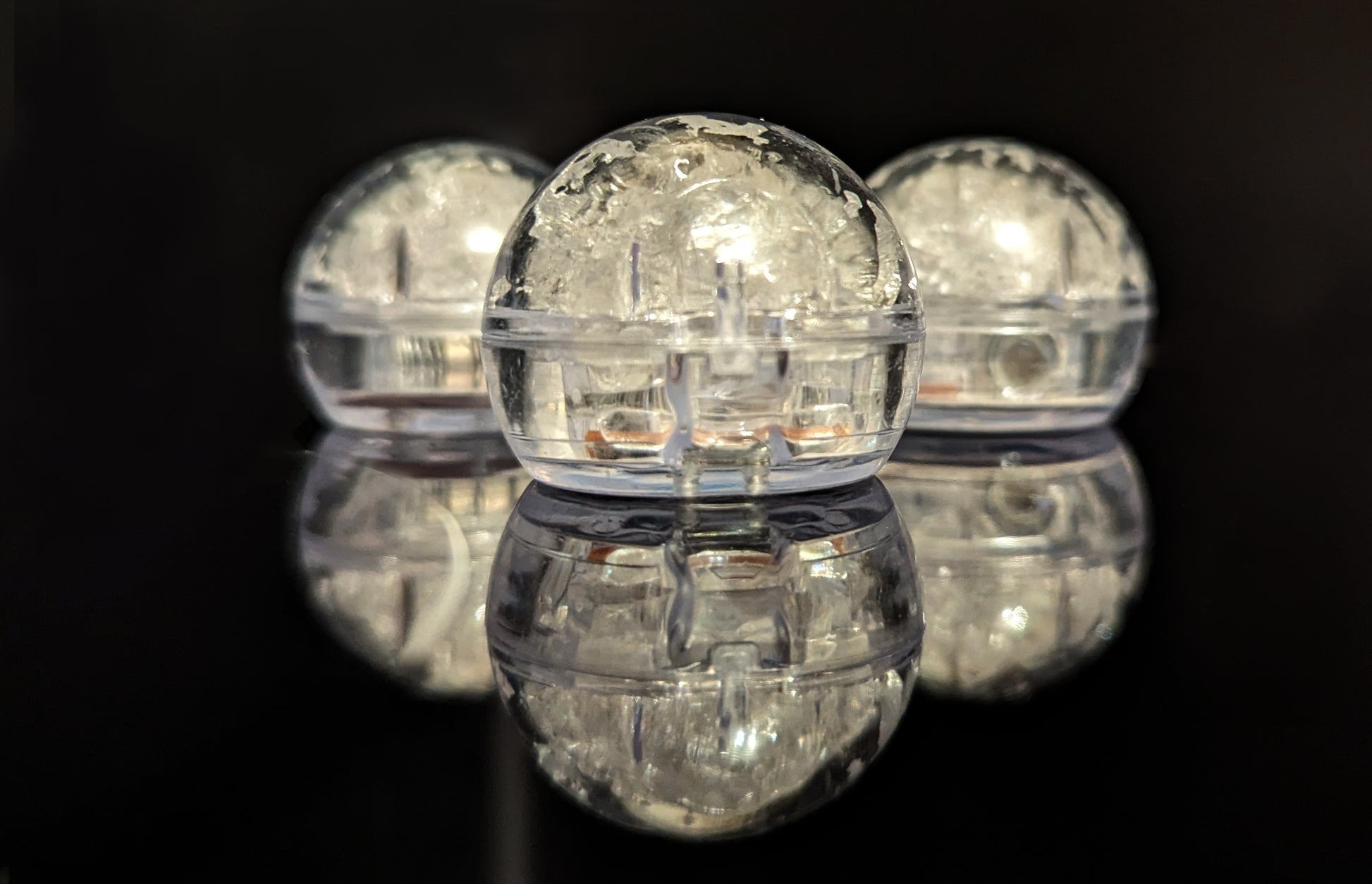 LED Eiswürfel Kugel 12er Pack – Leuchtende Getränkedekoration