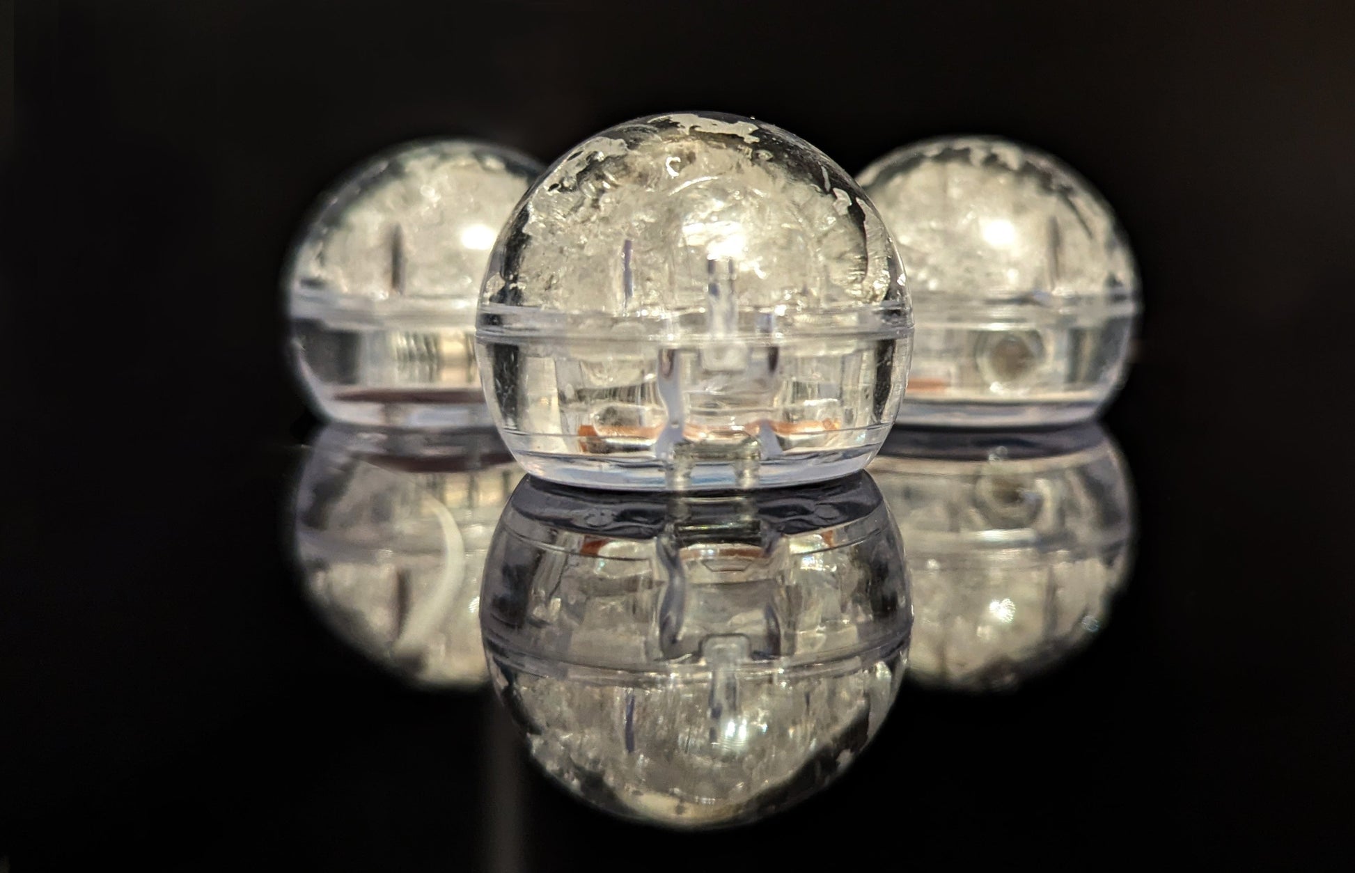 LED Eiswürfel Kugel 60er Pack – Glänzende Getränkedekoration