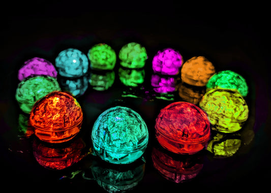 LED Eiswürfel Kugel 12er Pack – Leuchtende Getränkedekoration