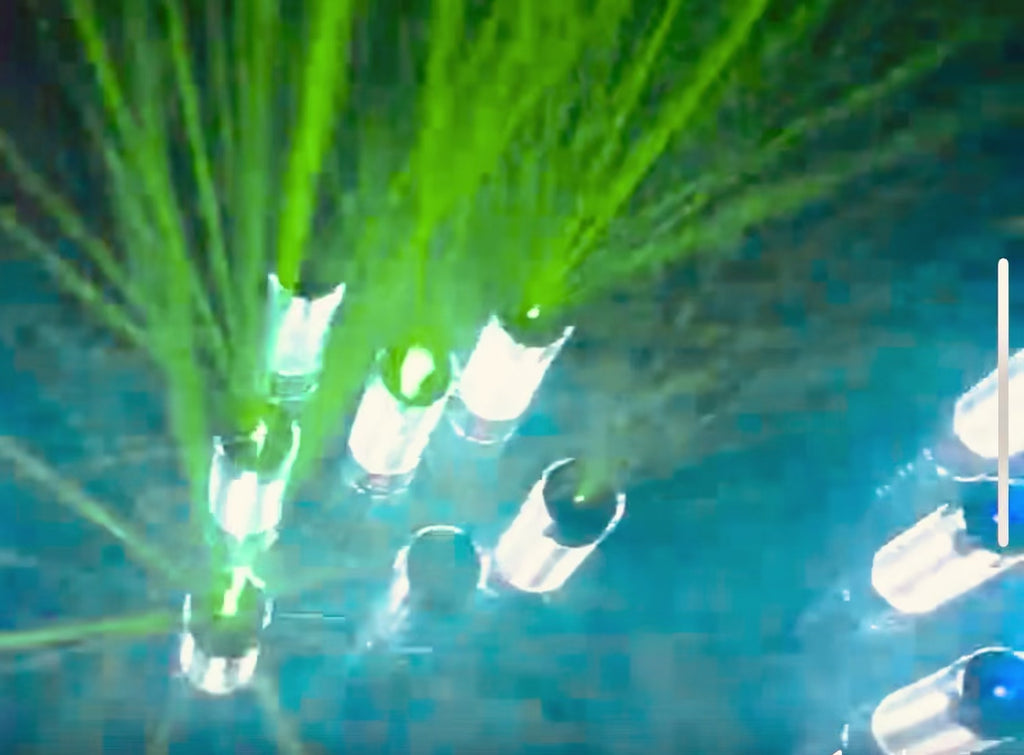 LED Strobe Flaş Çubuğu + Lazer Kırmızı/Yeşil Şişe Kapağı 8'li Paket – Parti Öne Çıkanı